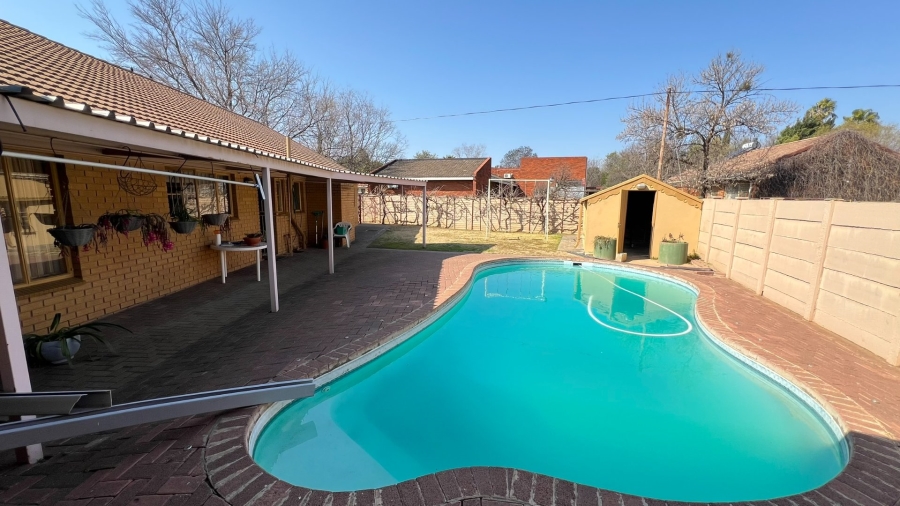 4 Bedroom Property for Sale in Langenhovenpark Free State